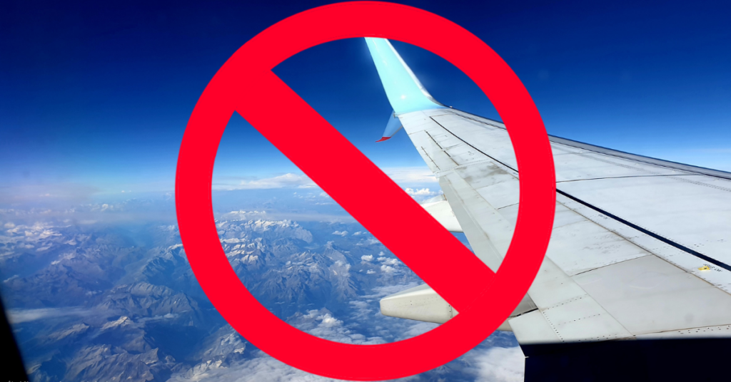 Annullierung Verspätung Unterschied: durchgestrichenes Flugzeugfenster über den Alpen