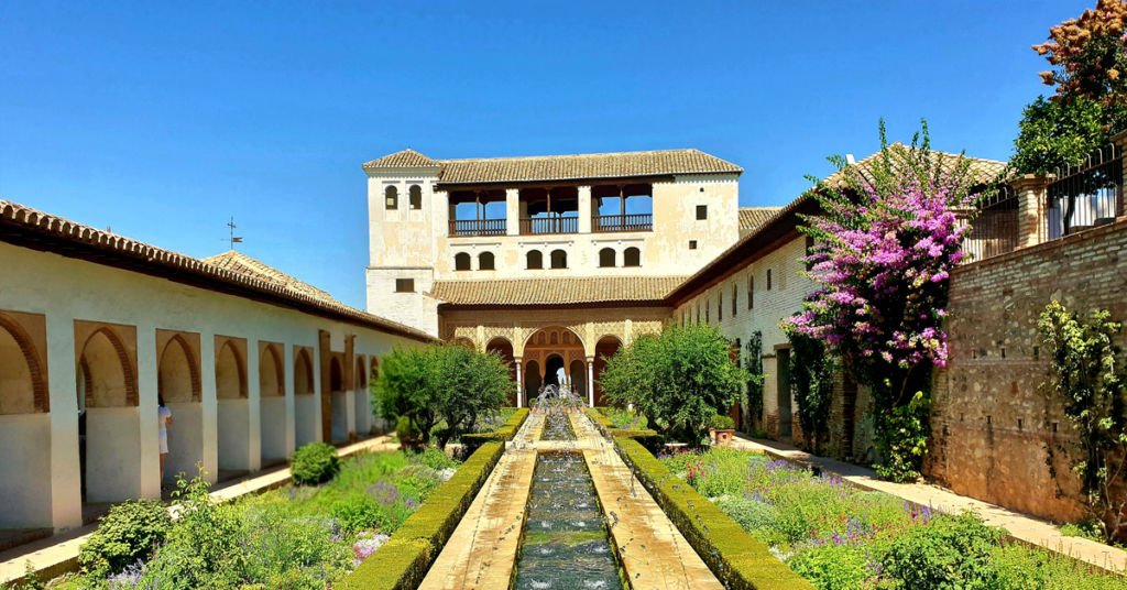 Nasridenpaläste Zeitfenster – Wasserachse und Gartenhof der Alhambra in Granada