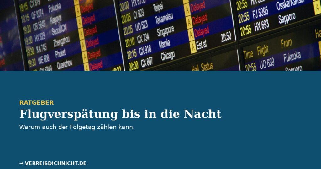 Flugverspätung Reisepreisminderung – beleuchtete Anzeigetafel mit zahlreichen verspäteten Flügen am Flughafen bei Nacht