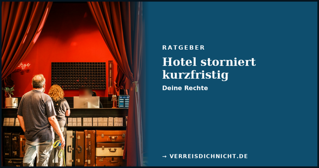 Zwei Personen von hinten an einer roten Hotelrezeption mit Vintage-Koffern, Textüberlagerung „Hotel storniert kurzfristig – Deine Rechte"