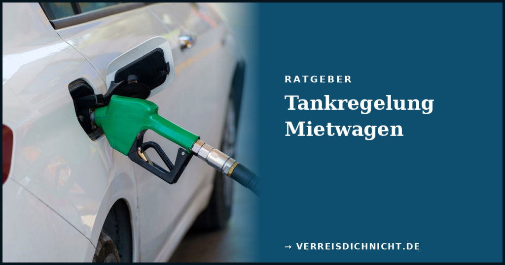 Grüne Zapfpistole beim Betanken eines weißen Mietwagens an der Tankstelle, Textüberlagerung „T wie Tanken – Die teuersten Fehler vor der Rückgabe"