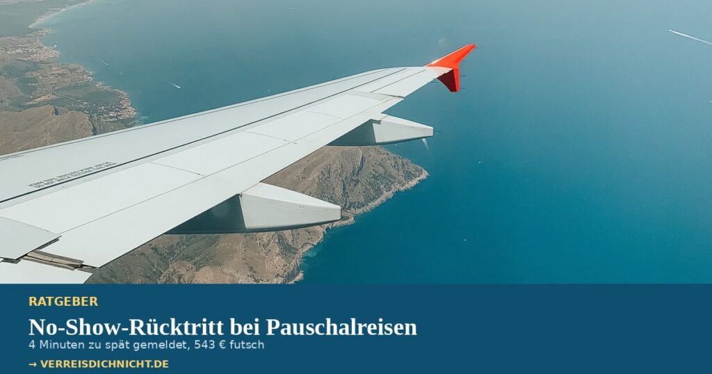 No Show Rücktritt Reisevertrag: Flugzeugtragfläche über Küste und Meer