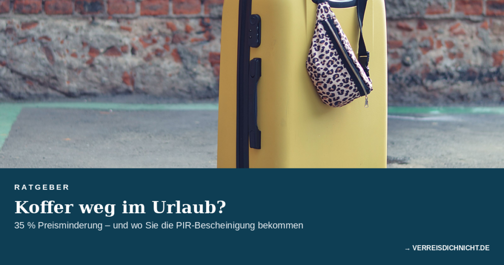 Koffer verloren Pauschalreise: gelber Rollkoffer mit Leoparden-Gürteltasche vor einer Backsteinwand
