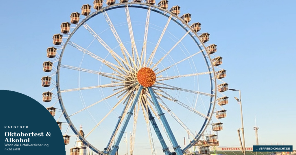 Riesenrad auf dem Oktoberfest im Abendlicht, umgeben von Wiesn-Besuchern in Tracht