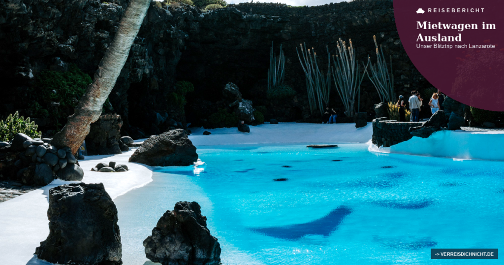 Türkisfarbener Pool mit Palme in den Jameos del Agua, Titelbild Mietwagen im Ausland
